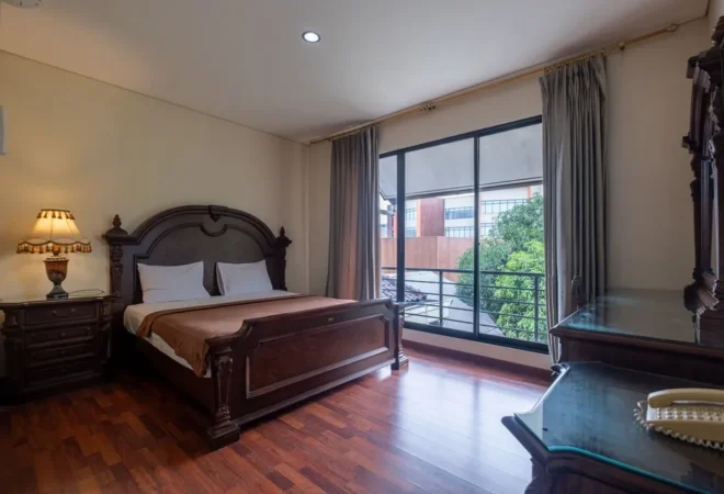 executive_room_with_balcony_living_room-2